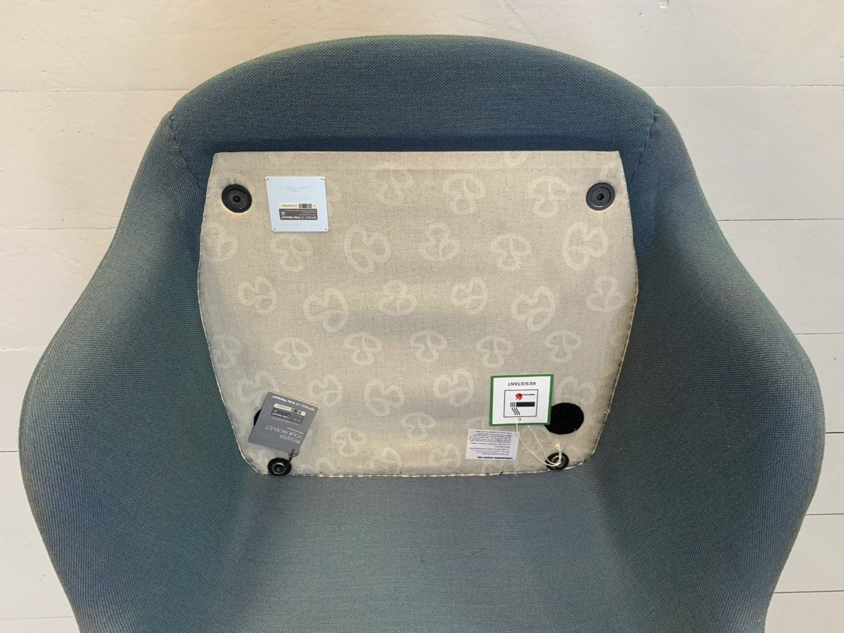 Fritz Hansen Fri Lounge Armchair - In Blue Fabric @ REHAUS