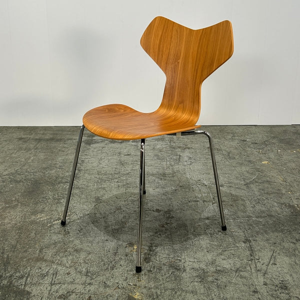 Fritz Hansen Grand Prix Chairs by Arne Jacobsen, Set of Six @ REHAUS