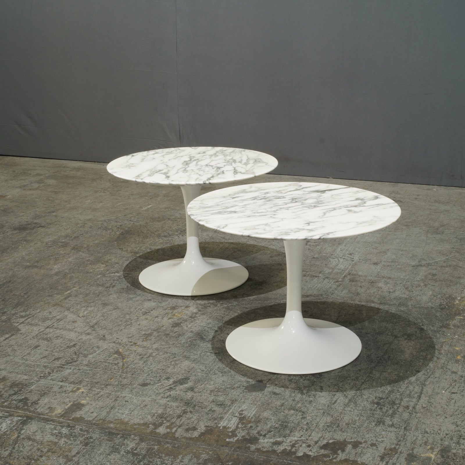 Knoll Saarinen Coffee Table with Arabescato Marble Top @ REHAUS