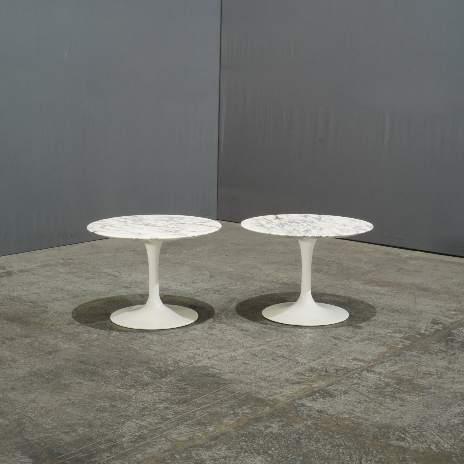 Knoll Saarinen Coffee Table with Arabescato Marble Top @ REHAUS