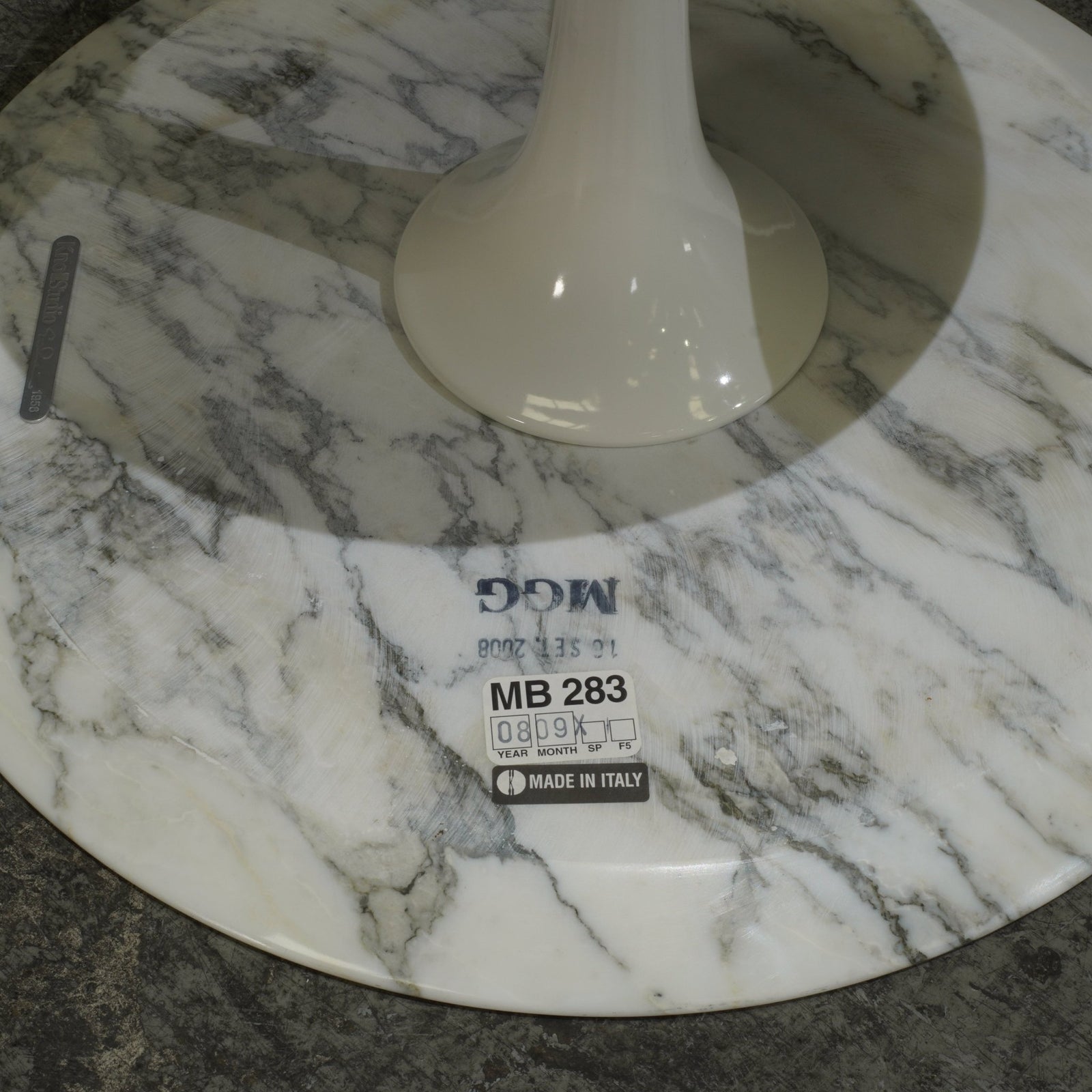 Knoll Saarinen Coffee Table with Arabescato Marble Top @ REHAUS