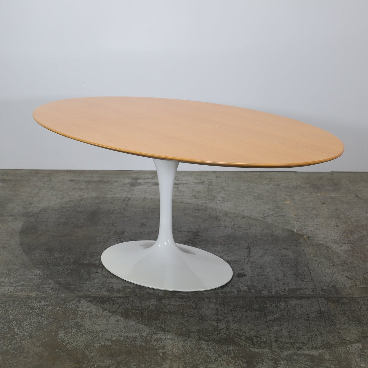 Knoll Saarinen Oak Oval Dining Table @ REHAUS
