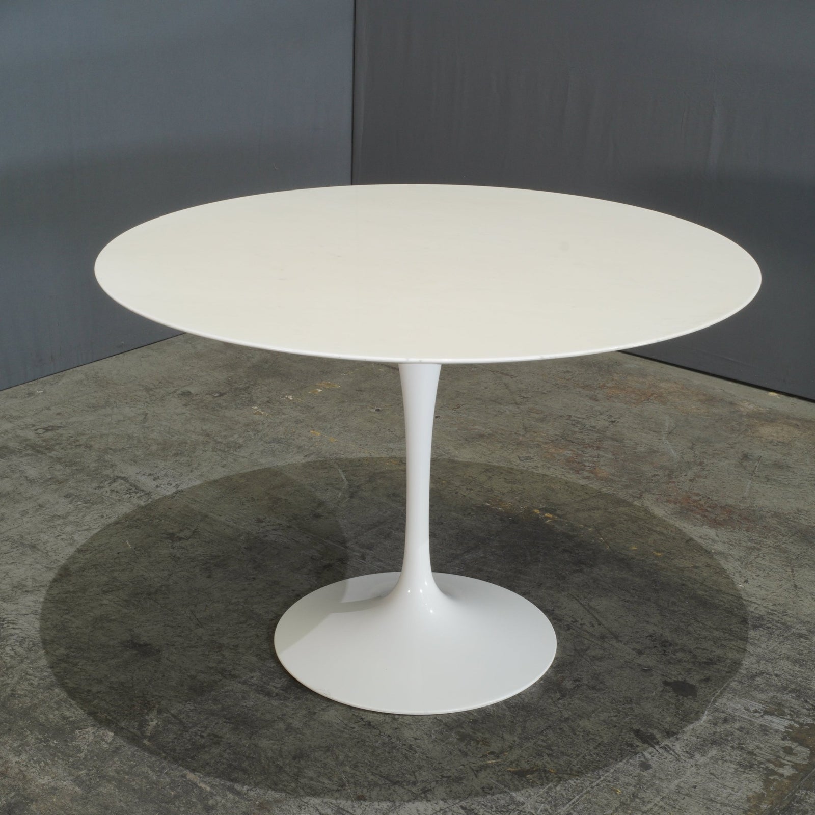 Knoll White Dining Table by Eero Saarinen @ REHAUS