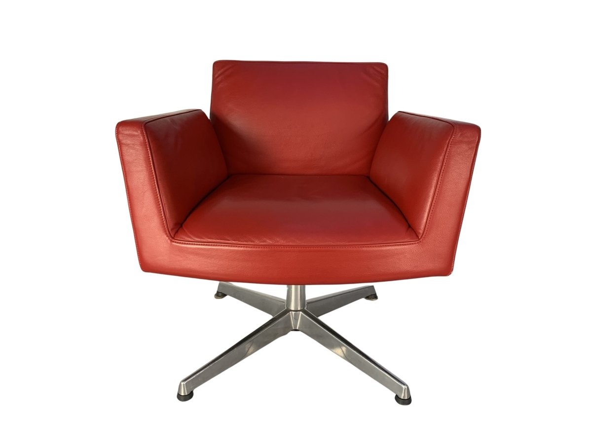Poltrona Frau Chancellor Swivel Armchair - In Red Pelle Frau SC Leather @ REHAUS