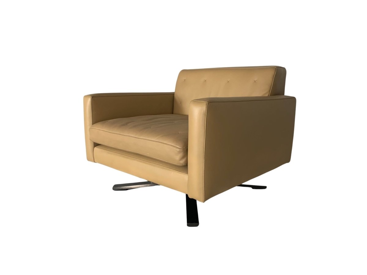 Poltrona Frau Kennedee Armchair - In Caramel Pelle Frau SC Leather @ REHAUS