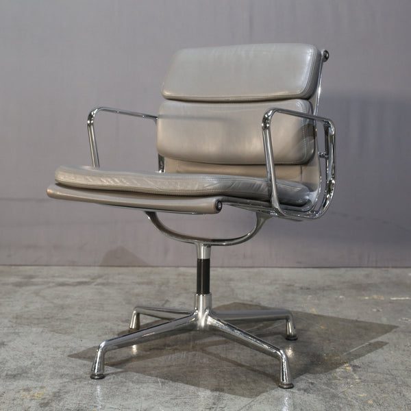 Vitra Soft Pad EA208 Chair by Charles & Ray Eames @ REHAUS