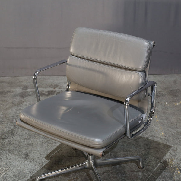 Vitra Soft Pad EA208 Chair by Charles & Ray Eames @ REHAUS