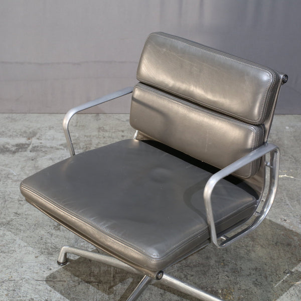 Vitra Soft Pad EA208 Chair by Charles & Ray Eames @ REHAUS