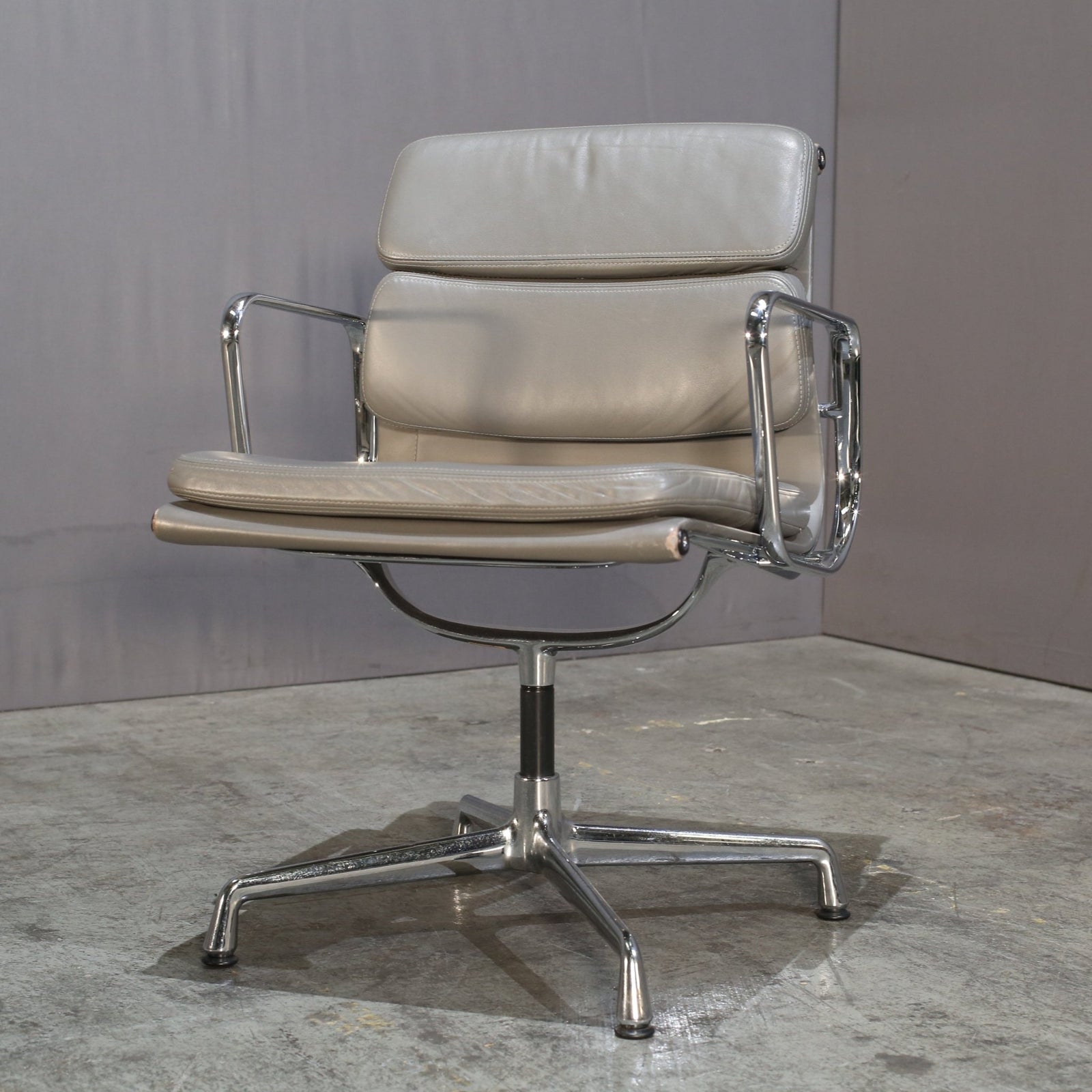 Vitra Soft Pad EA208 Chair by Charles & Ray Eames @ REHAUS