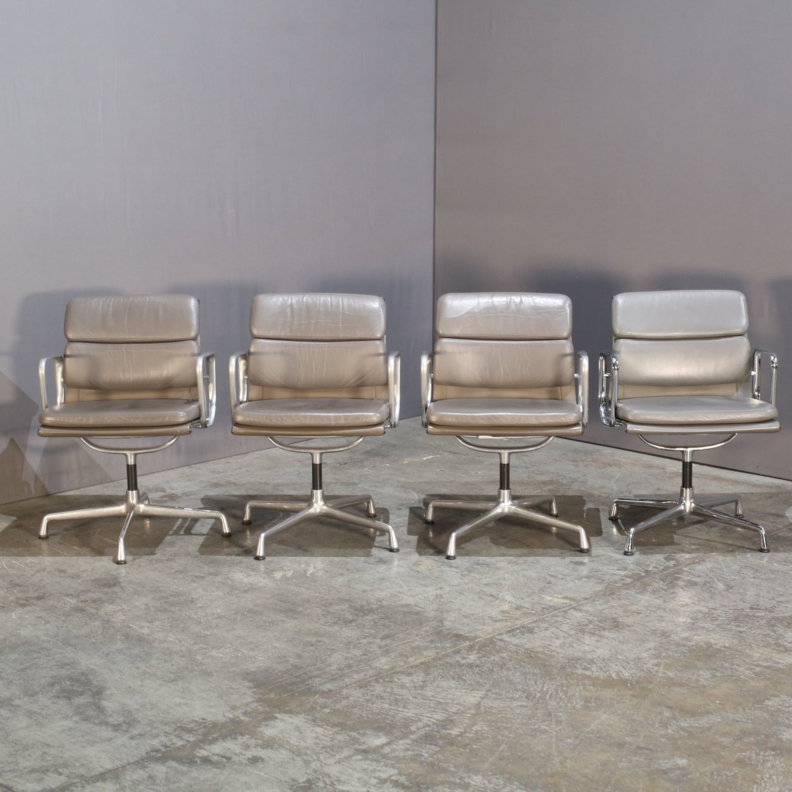 Vitra Soft Pad EA208 Chair by Charles & Ray Eames @ REHAUS