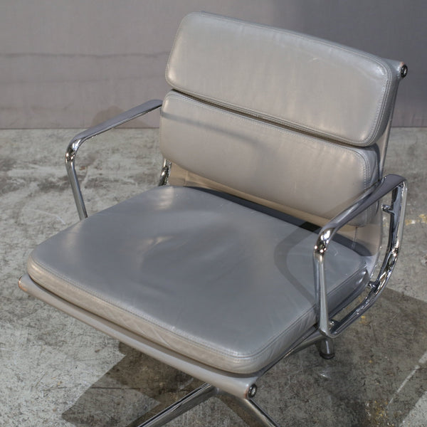Vitra Soft Pad EA208 Chair by Charles & Ray Eames @ REHAUS