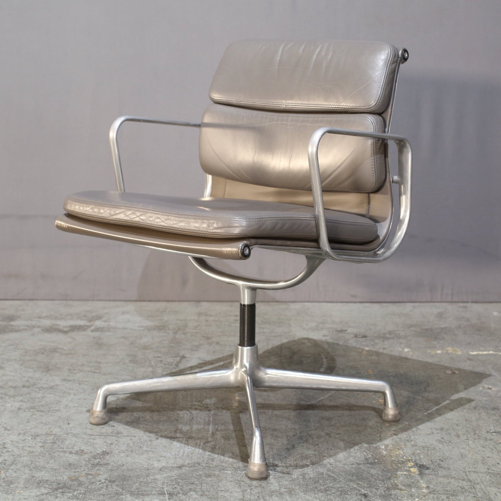 Vitra Soft Pad EA208 Chair by Charles & Ray Eames @ REHAUS