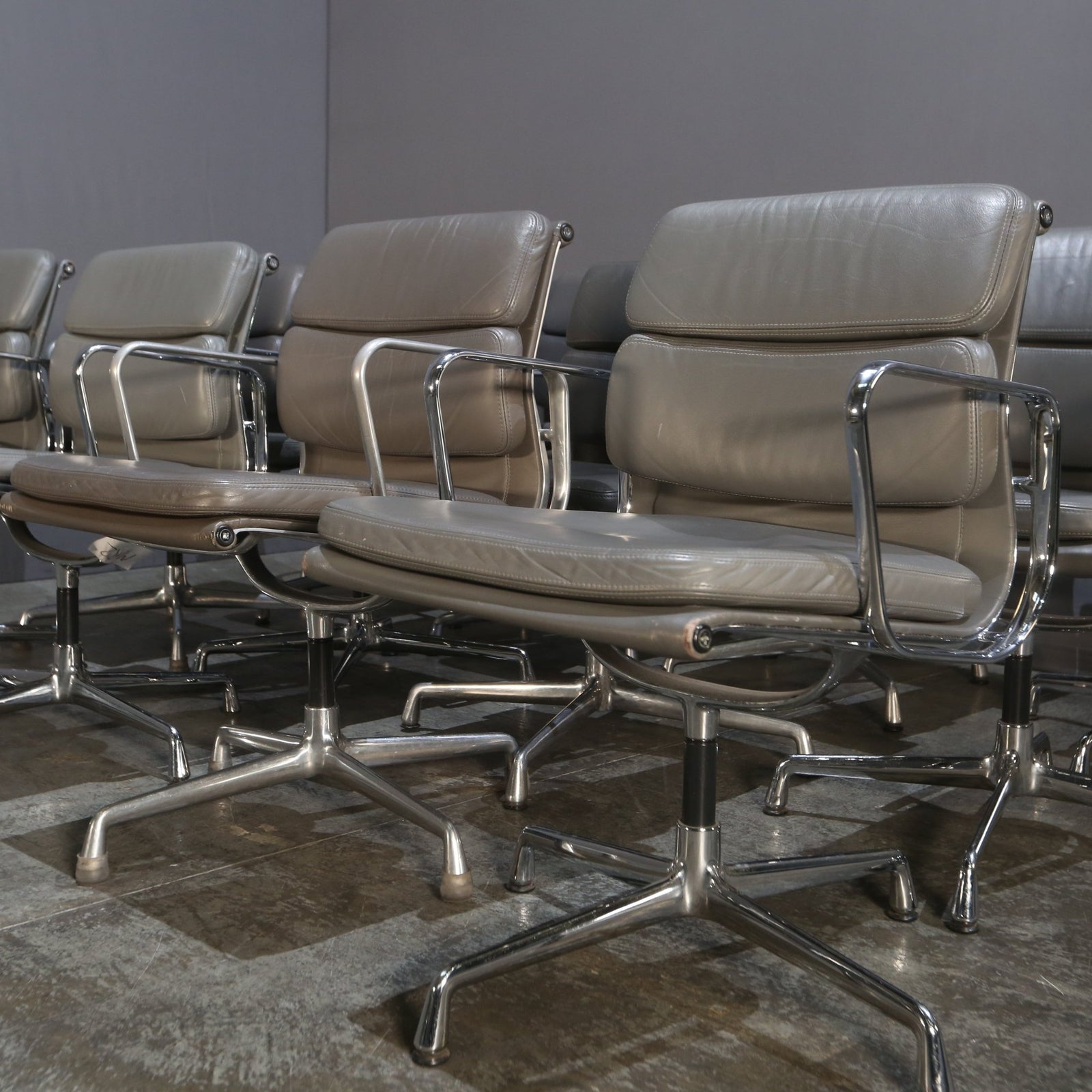 Vitra Soft Pad EA208 Chair by Charles & Ray Eames @ REHAUS