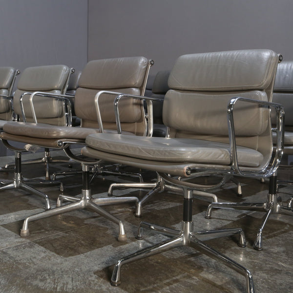 Vitra Soft Pad EA208 Chair by Charles & Ray Eames @ REHAUS