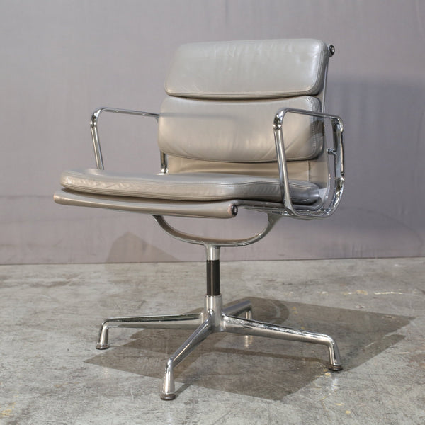 Vitra Soft Pad EA208 Chair by Charles & Ray Eames @ REHAUS