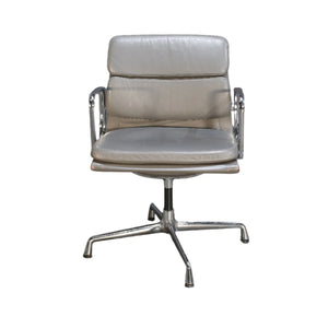 Vitra Soft Pad EA208 Chair by Charles & Ray Eames @ REHAUS
