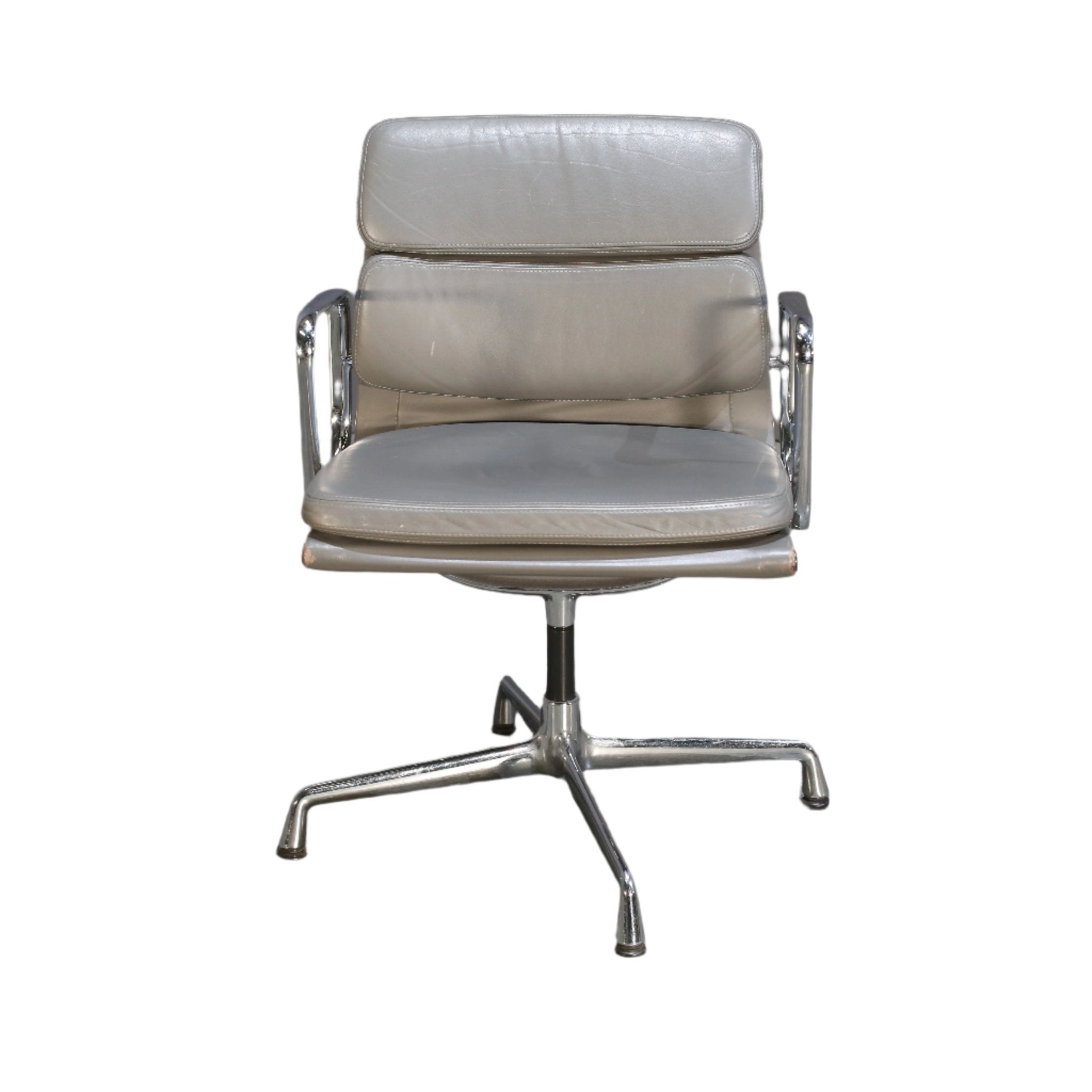 Vitra Soft Pad EA208 Chair by Charles & Ray Eames @ REHAUS